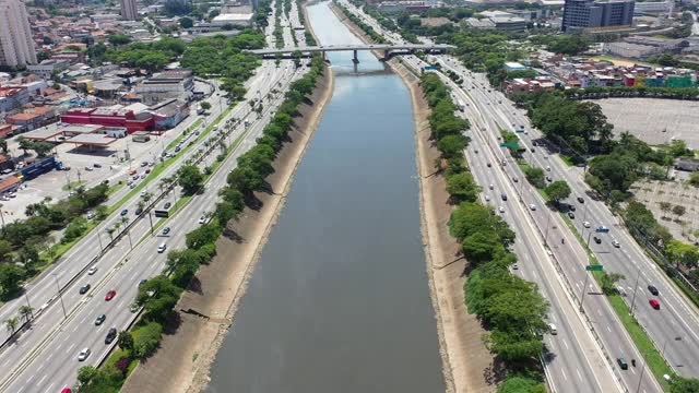 运输航空的场景。高速公路道路景观。城市生活的场景。城市景观。空中区。巴西圣保罗边际铁特路鸟瞰图。高速公路道路。高速公路道路。多车道公路。巴西圣保罗的边际铁特。视频素材