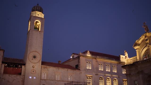 克罗地亚鲁扎广场杜布罗夫尼克钟楼(Gradski zvonik)夜景视频素材