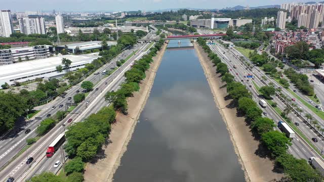 运输航空的场景。高速公路道路景观。城市生活的场景。城市景观。空中区。巴西圣保罗边际铁特路鸟瞰图。高速公路道路。高速公路道路。多车道公路。巴西圣保罗的边际铁特。视频素材