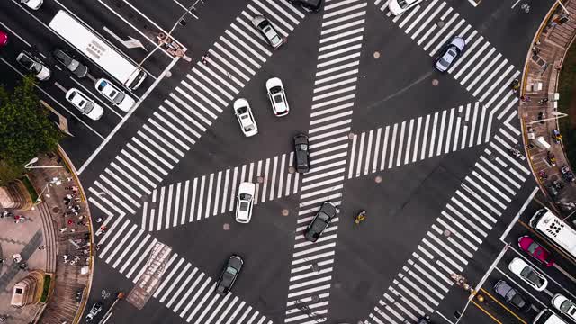 T/L PAN无人机视角城市街道十字路口视频素材