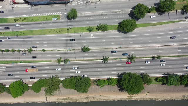 运输航空的场景。高速公路道路景观。城市生活的场景。城市景观。空中区。巴西圣保罗边际铁特路鸟瞰图。高速公路道路。高速公路道路。多车道公路。巴西圣保罗的边际铁特。视频素材