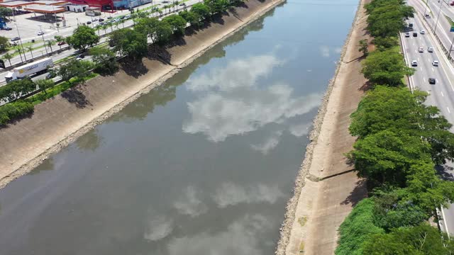 运输航空的场景。高速公路道路景观。城市生活的场景。城市景观。空中区。巴西圣保罗边际铁特路鸟瞰图。高速公路道路。高速公路道路。多车道公路。巴西圣保罗的边际铁特。视频素材