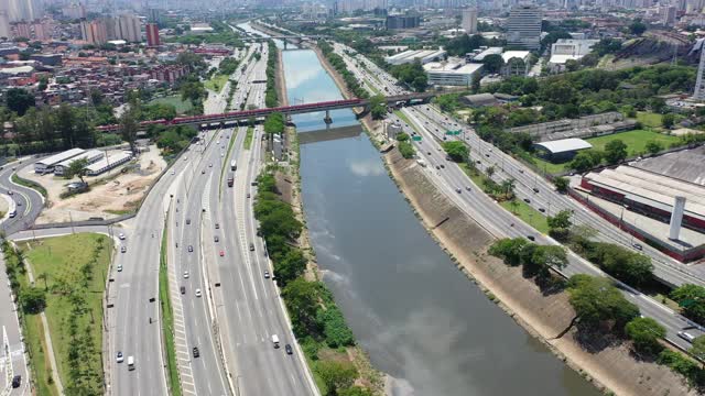 铁路空中场景。火车铁路景观。城市生活的场景。城市景观。运输航空的场景。高速公路道路景观。城市生活的场景。城市景观。空中区。巴西圣保罗边际铁特路鸟瞰图。视频素材