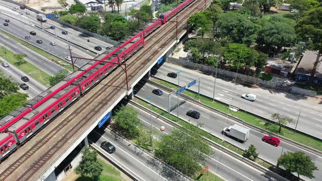 铁路空中场景。火车铁路景观。城市生活的场景。城市景观。运输航空的场景。高速公路道路景观。城市生活的场景。城市景观。空中区。巴西圣保罗边际铁特路鸟瞰图。视频素材