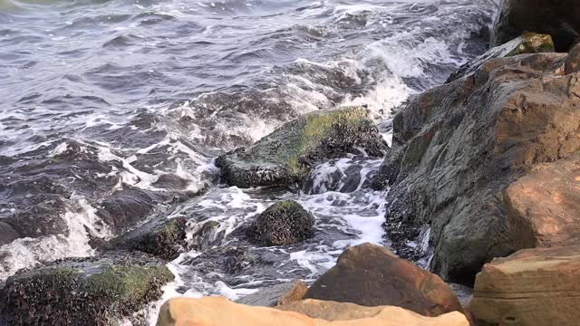 海浪撞击岩石-慢镜头视频素材