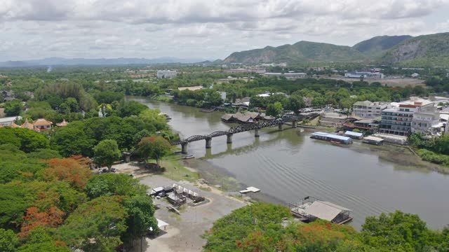 鸟瞰图的桂河大桥与湄南河铁路，达玛康，曼北碧区，泰国。视频素材