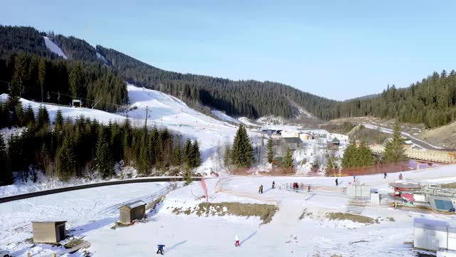 在冬季滑雪胜地，无人机飞过一群滑雪的人。贡多拉滑雪板雪景美丽洁白。视频素材