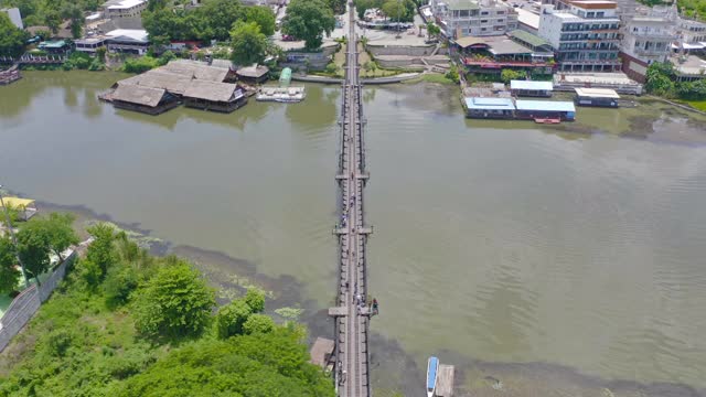 鸟瞰图的桂河大桥与湄南河铁路，达玛康，曼北碧区，泰国。视频素材