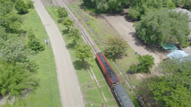 鸟瞰图泰国当地古老的经典火车上的铁路桂河大桥在北碧镇，泰国的公共交通概念。视频素材