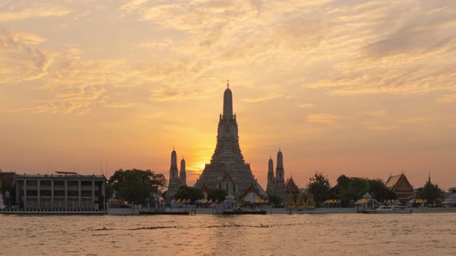 白天到晚上的时间流逝的寺庙或Wat Arun与湄南河，曼谷，泰国在Rattanakosin岛的建筑，城市老城区城市，天际线。日落时分的市中心。视频素材