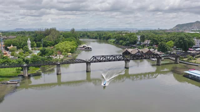 鸟瞰图的桂河大桥与湄南河铁路，达玛康，曼北碧区，泰国。视频素材