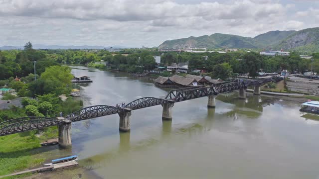 鸟瞰图的桂河大桥与湄南河铁路，达玛康，曼北碧区，泰国。视频素材