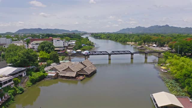 鸟瞰图的桂河大桥与湄南河铁路，达玛康，曼北碧区，泰国。视频素材