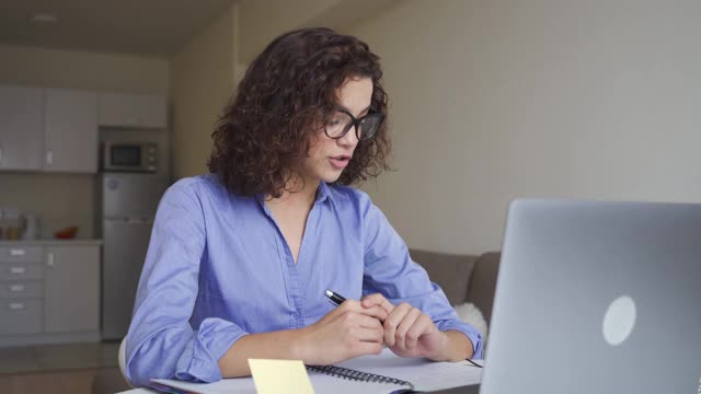 专注的拉丁年轻女子自由职业者在电脑笔记本电脑上工作。视频素材