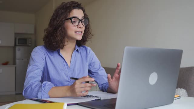 认真的西班牙裔年轻女性自由职业者在电脑上工作。视频素材