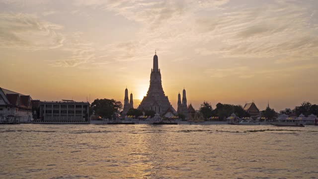 寺庙的黎明或Wat Arun与湄南河，曼谷，泰国在Rattanakosin岛的建筑，城市老城区城市，天际线。日落时分的市中心。视频素材