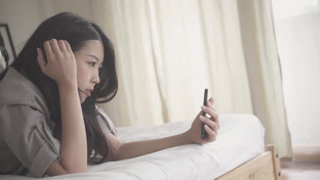 年轻女人打视频电话。视频素材