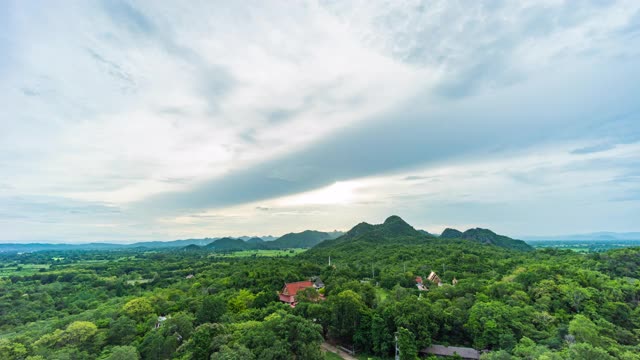 从白天到黄昏拍摄的日落在山上，时间流逝视频视频素材