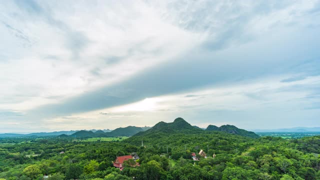 从白天到黄昏拍摄的日落在山上，时间流逝视频视频素材