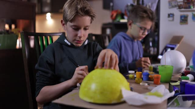 小男孩在家里制作太阳系模型视频素材