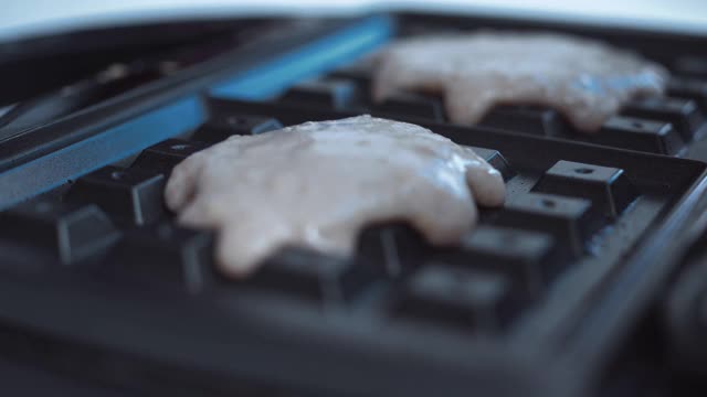 在家做比利时华夫饼。视频素材