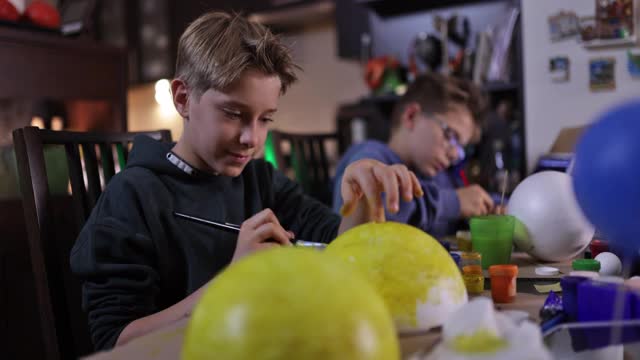 小男孩在家里制作太阳系模型视频素材