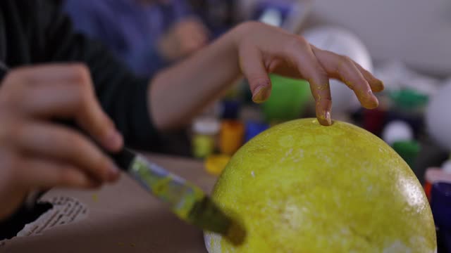 小男孩在家里制作太阳系模型视频素材