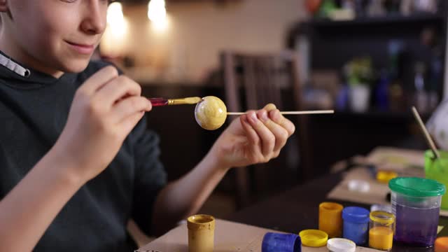 小男孩在家制作太阳系模型视频素材