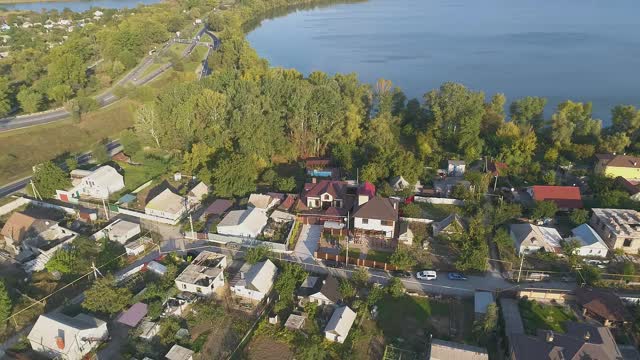 空中美丽的小屋。湖边有避暑小屋。飞过湖边的小屋视频素材