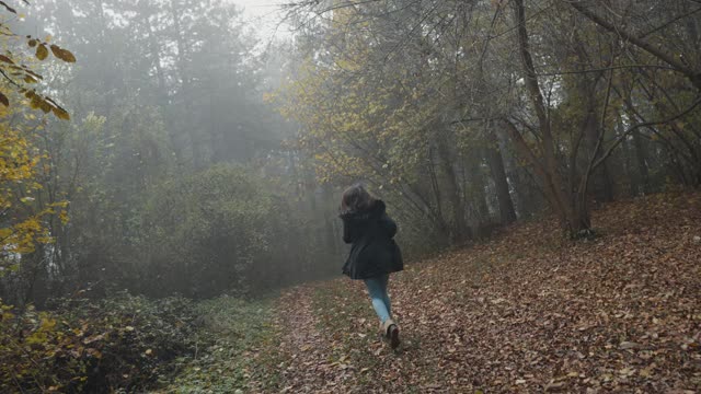 受惊的女孩在森林里逃跑视频素材