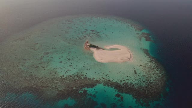 无人驾驶飞机在马尔代夫的荒岛和泻湖视频素材