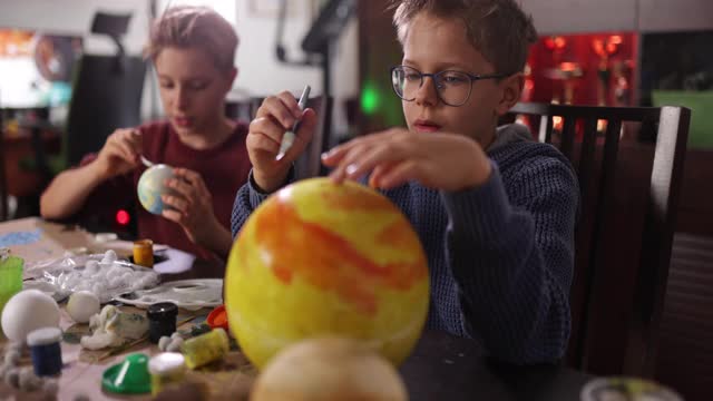 小男孩在家里制作太阳系模型视频素材