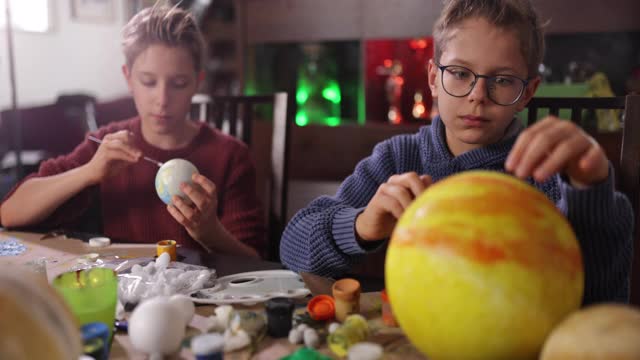 小男孩在家里制作太阳系模型视频素材