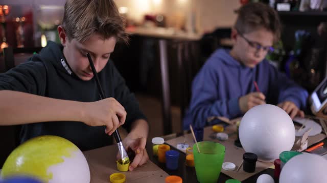 小男孩在家里制作太阳系模型视频素材