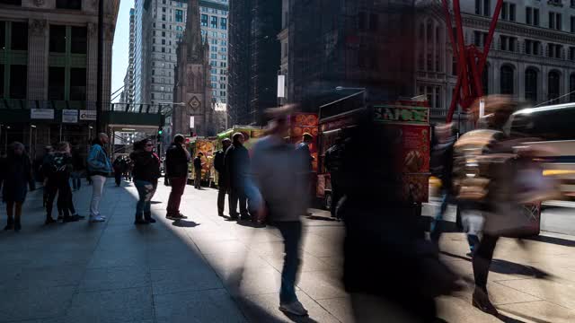 时光流逝:在纽约曼哈顿下城的祖科蒂公园，人们挤满了餐车。视频素材