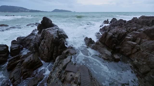 暴风雨中的巨浪击打着海岸线上的石头视频素材