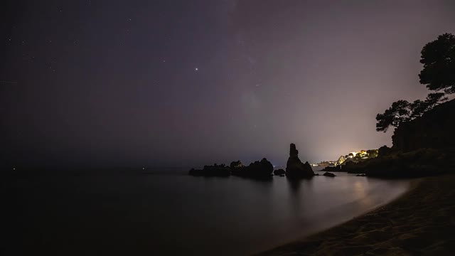 银河系的时间流逝，在西班牙的布拉瓦海岸附近的小镇帕拉莫斯视频素材