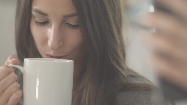 美丽的女孩喜欢在家里喝咖啡视频素材