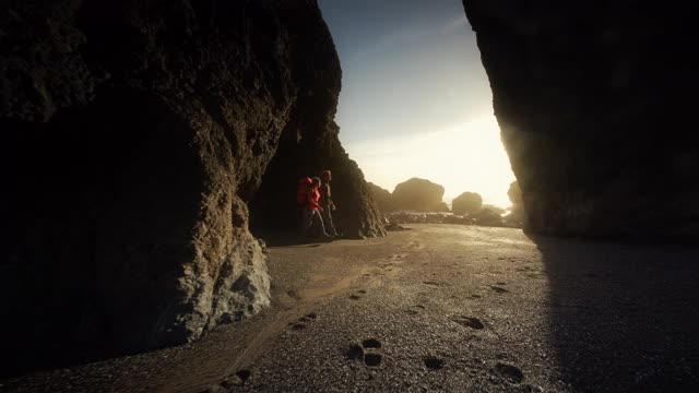 年轻夫妇徒步旅行视频素材