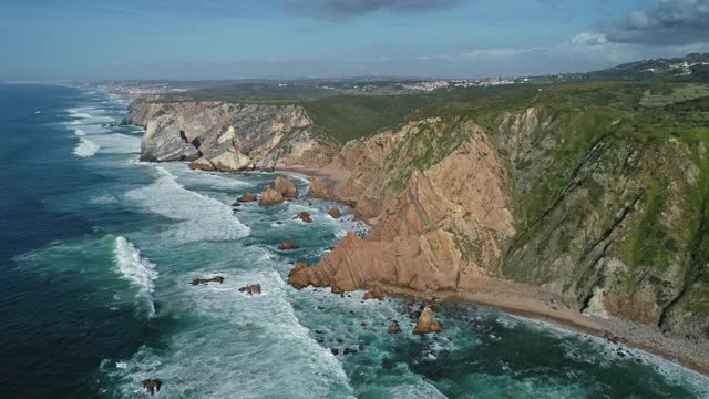 海浪鸟瞰图大西洋海岸在葡萄牙视频素材