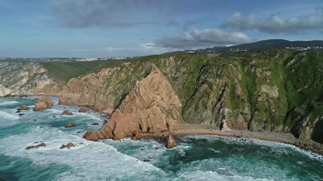 海浪鸟瞰图大西洋海岸在葡萄牙视频素材