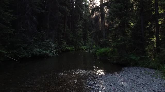 日落时分山间的河流视频素材