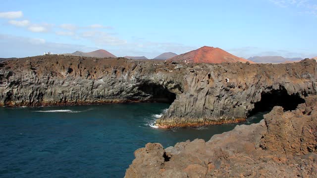 兰萨罗特岛的洛斯赫维德罗斯火山海岸地标视频素材