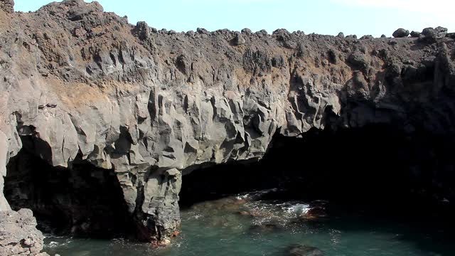 兰萨罗特岛洛斯赫维德罗斯海边的火山洞穴视频素材