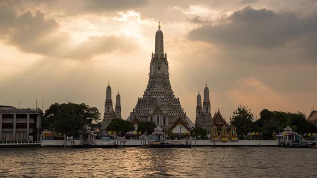 Wat arun，泰国曼谷湄南河附近的著名地标。这是在黄昏和傍晚。它有利于曼谷的夜生活和旅游业视频素材