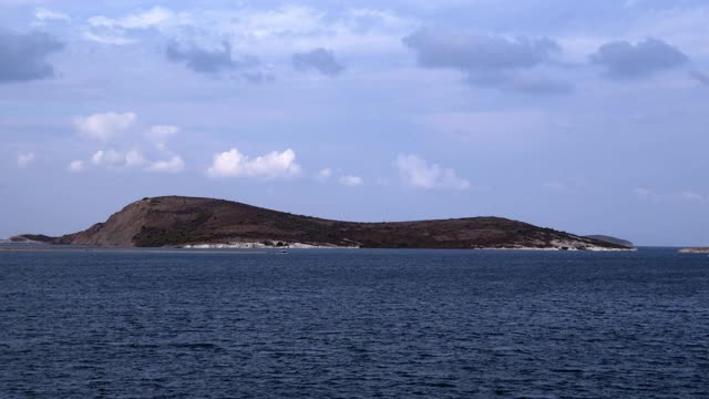 海洋上的波浪，地平线上的岛屿视频素材