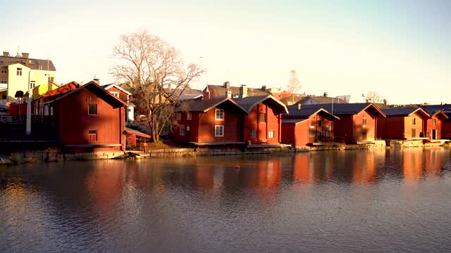 波尔沃，芬兰，美丽的城市景观，田园诗般的河流和古老的建筑视频素材