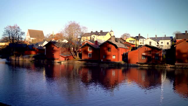 风景如画的河堤在古老的芬兰小镇Porvoo与传统的红木仓库视频素材