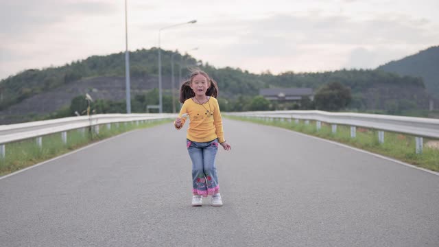 可爱的小女孩在吃冰淇淋视频素材