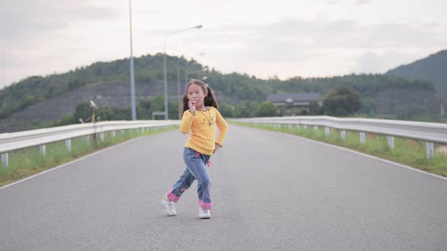 可爱的小女孩在吃冰淇淋视频素材